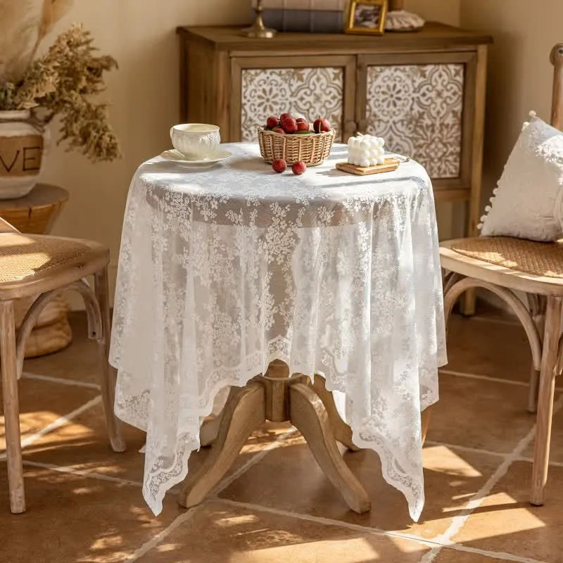 Tischdecke mit floralem Jacquard-Spitzenmuster und Muschelkante
