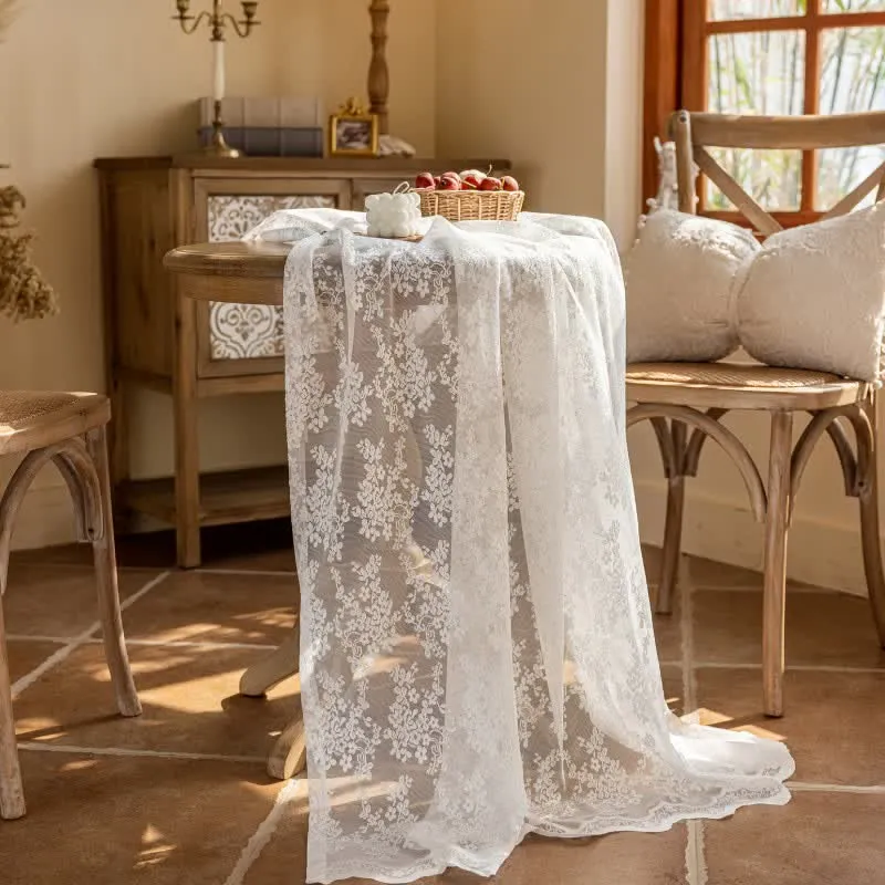 Tischdecke mit floralem Jacquard-Spitzenmuster und Muschelkante