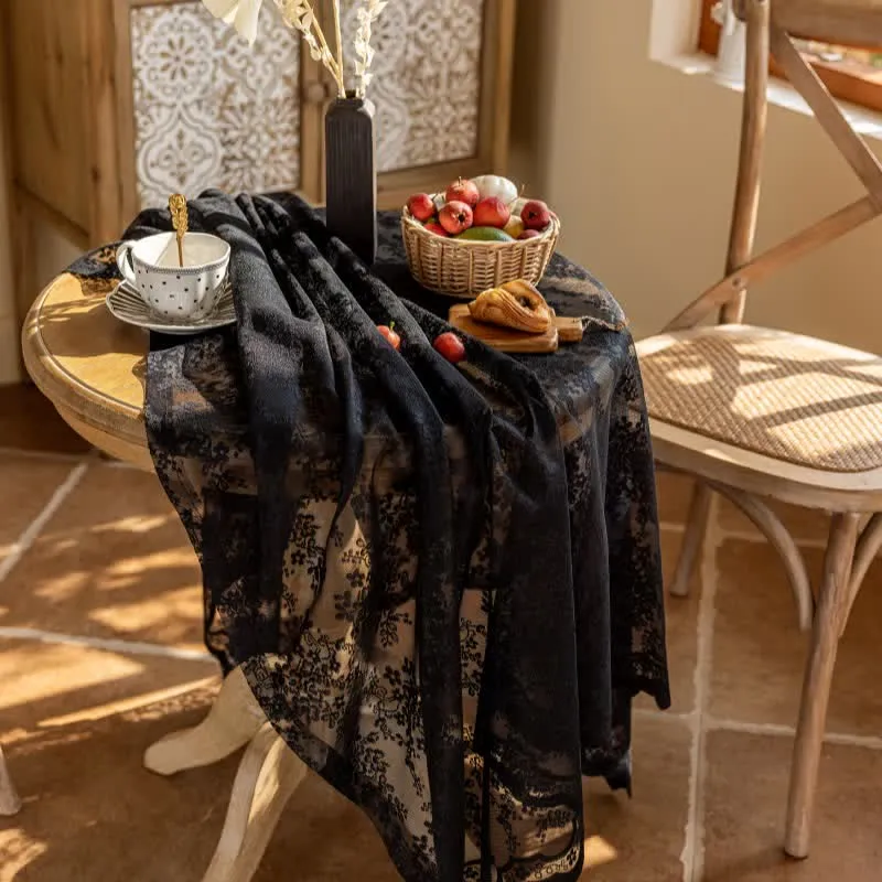 Tischdecke mit floralem Jacquard-Spitzenmuster und Muschelkante