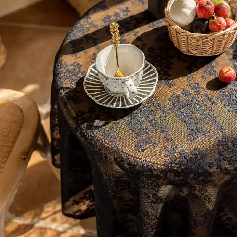 Tischdecke mit floralem Jacquard-Spitzenmuster und Muschelkante