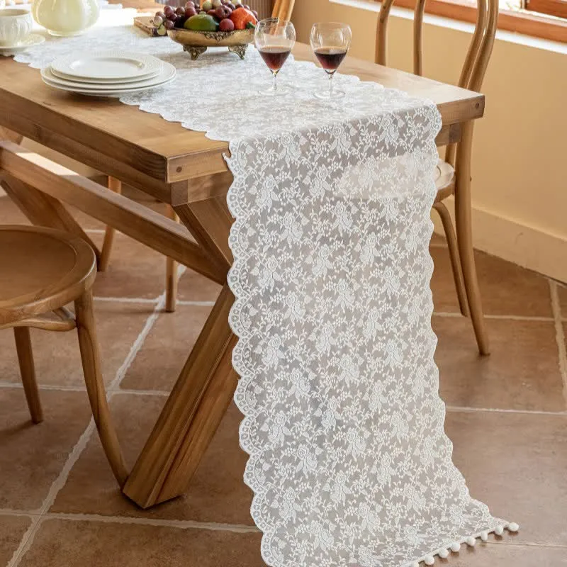 Eleganter Tischläufer mit floraler Spitze und Quasten