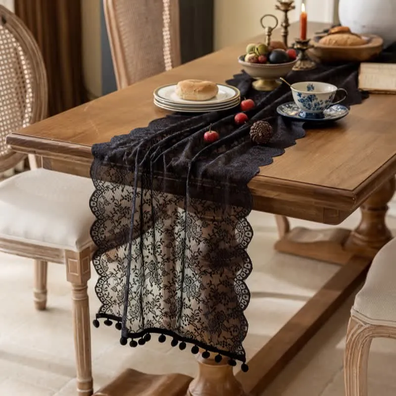 Eleganter Tischläufer mit floraler Spitze und Quasten