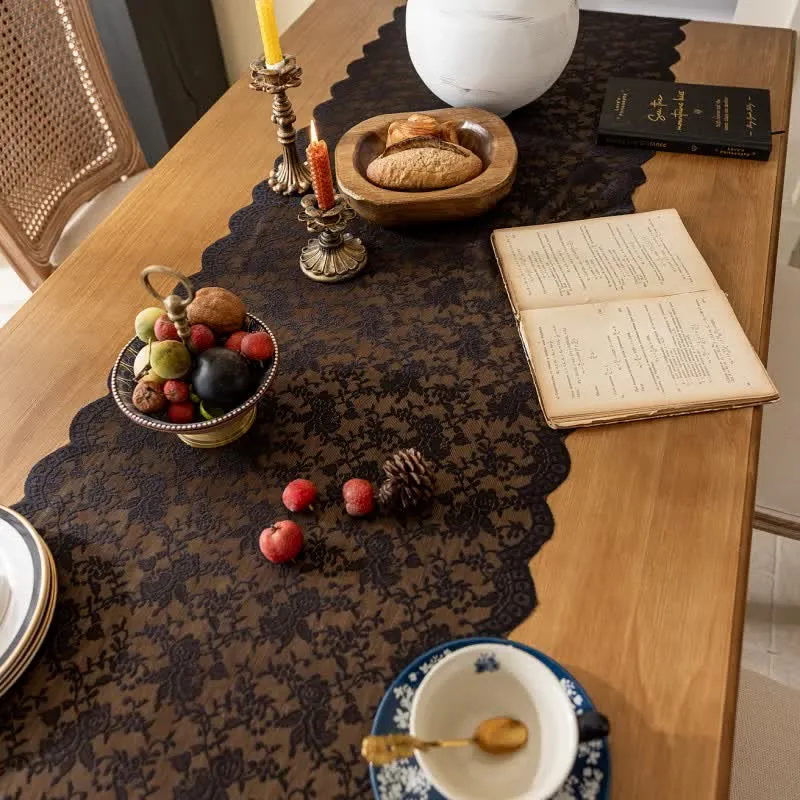 Eleganter Tischläufer mit floraler Spitze und Quasten