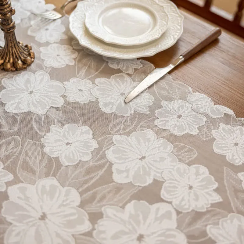 Tischläufer aus Kamelien-Jacquard-Spitze