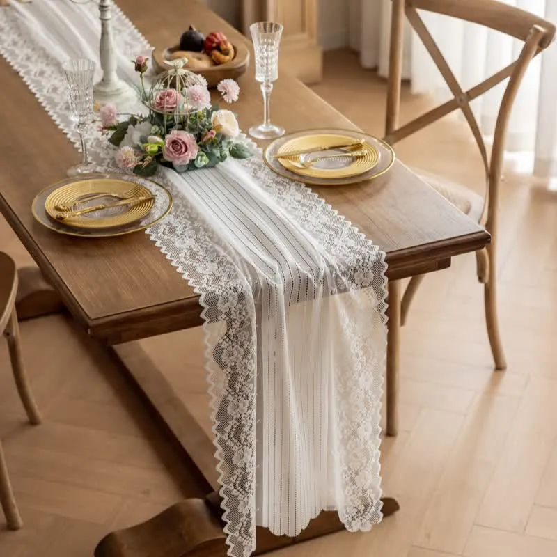 Tischläufer aus floraler Jacquard-Spitze