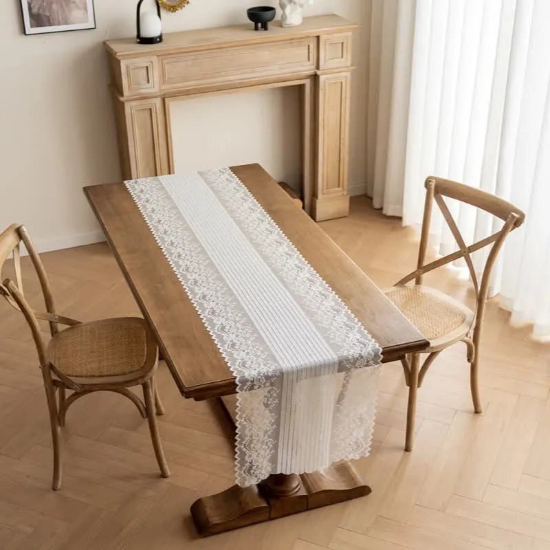 Tischläufer aus floraler Jacquard-Spitze