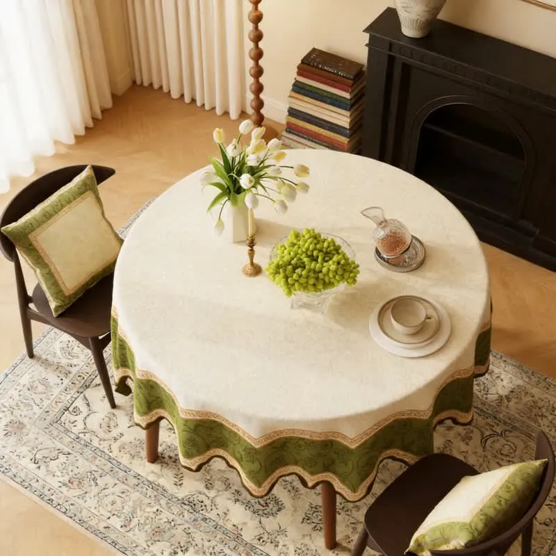 Vintage-Tischdecke mit botanischem Muster und gewelltem Rand
