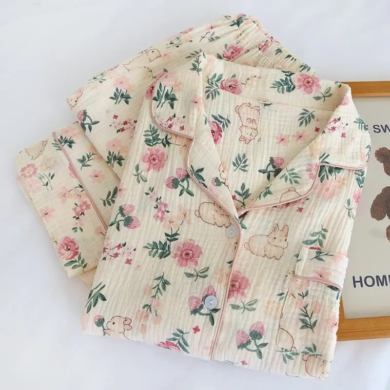 Schlafanzug aus rosa Baumwollgaze mit Blumen- und Hasenmuster
