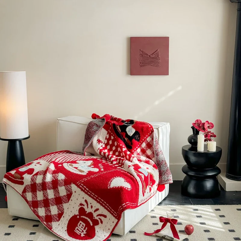 Festliche rot-weiße Patchwork-Wohndecke