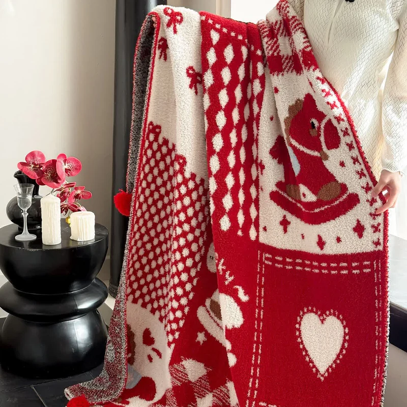 Festliche rot-weiße Patchwork-Wohndecke