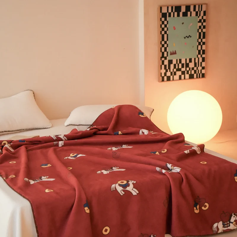 Wendbare Kuscheldecke mit Trojanischem Pferd-Motiv aus Kunstwolle