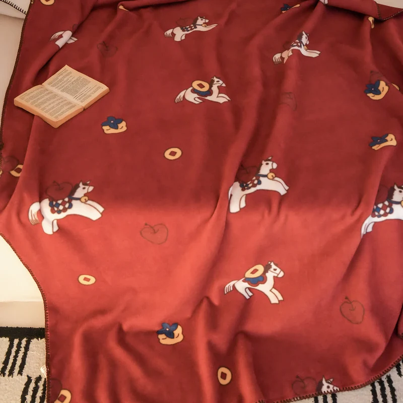 Wendbare Kuscheldecke mit Trojanischem Pferd-Motiv aus Kunstwolle