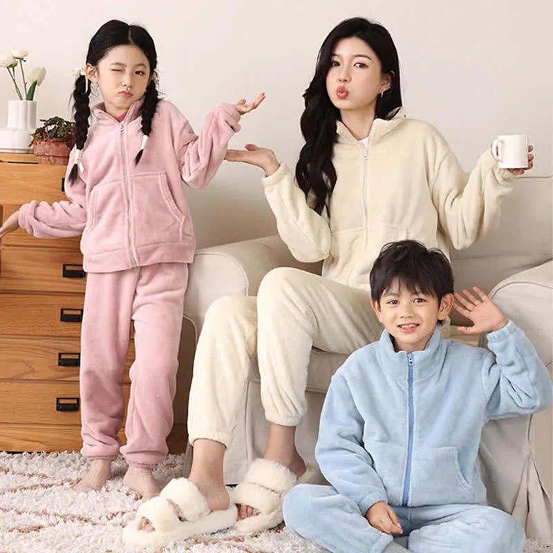 Warmer Kinderpyjama-Satz in Unifarbe mit Reißverschluss
