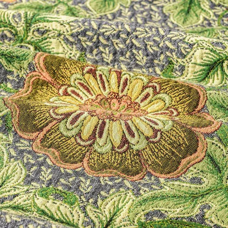 Garteninspirierte, florale Sofadecke aus Baumwollgaze mit Quasten