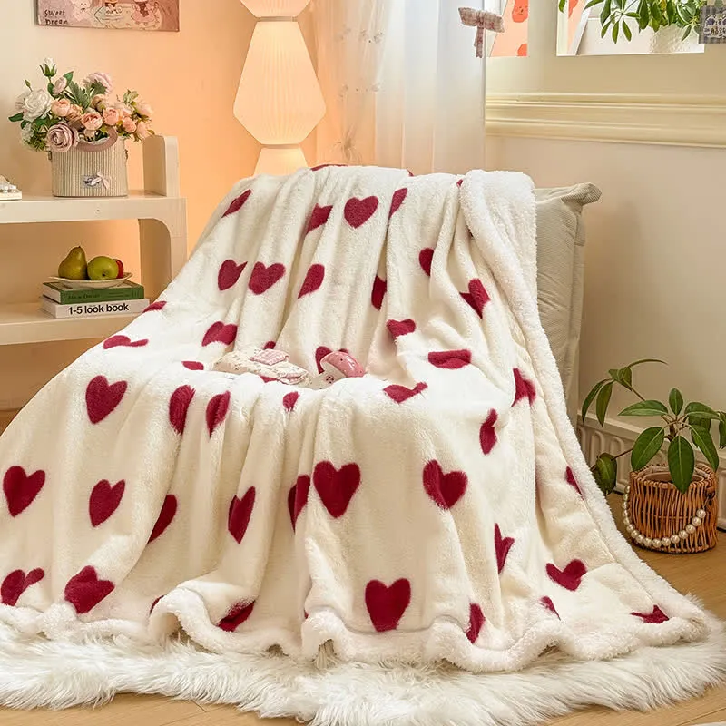 Kuscheldecke mit Herzmuster aus Fleece