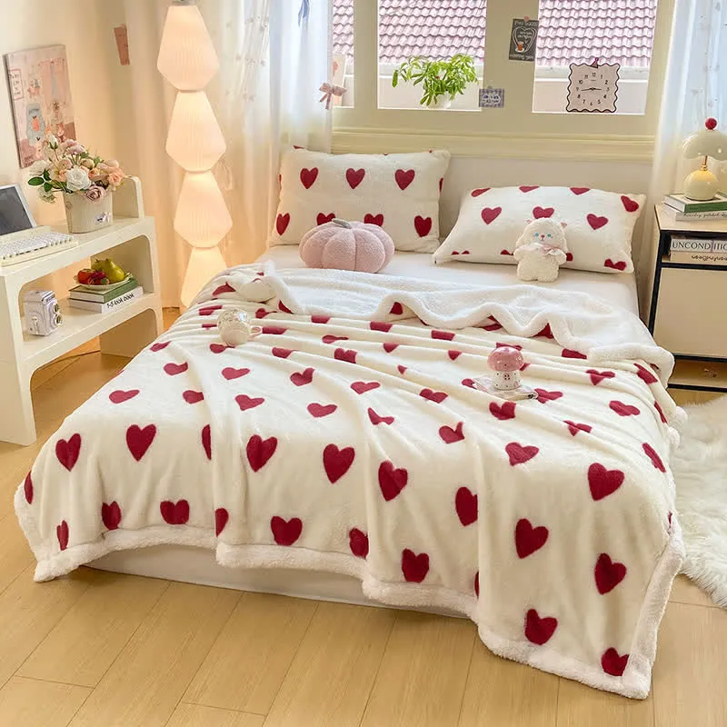 Kuscheldecke mit Herzmuster aus Fleece