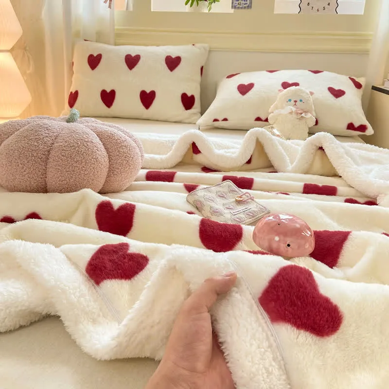Kuscheldecke mit Herzmuster aus Fleece