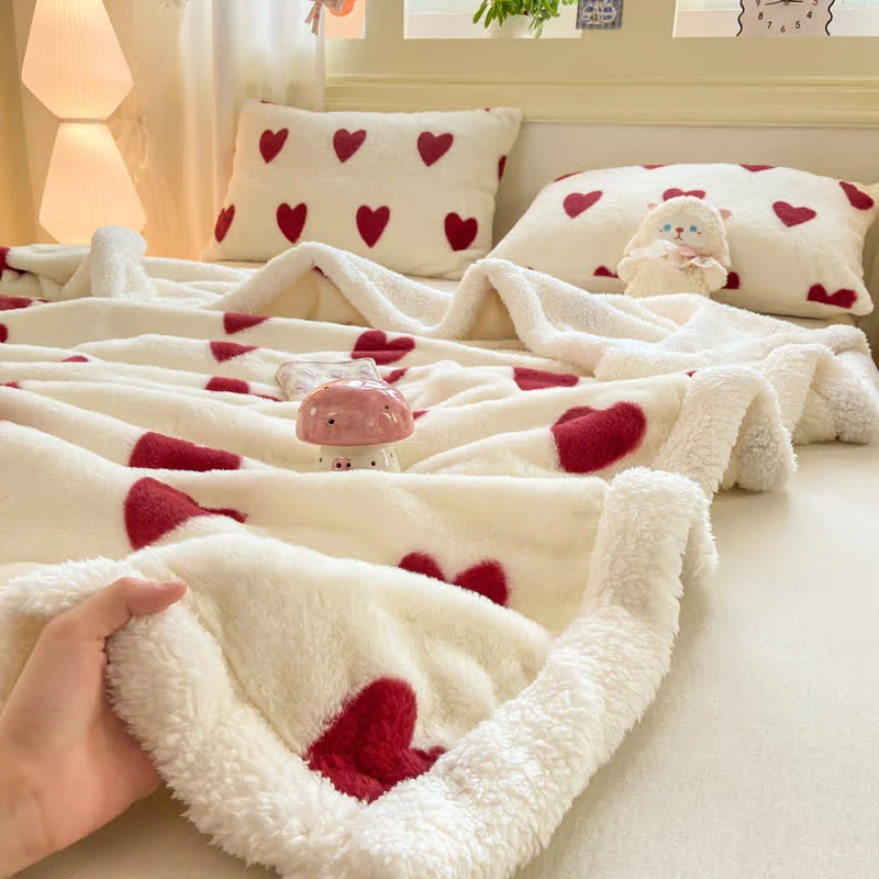 Kuscheldecke mit Herzmuster aus Fleece