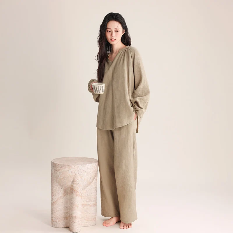 Minimalistisches Loungewear-Set aus Baumwolle mit V-Ausschnitt