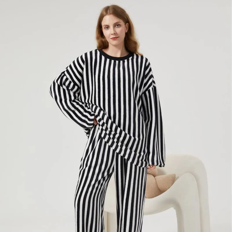 Loungewear-Set aus Plüsch mit vertikalen Streifen