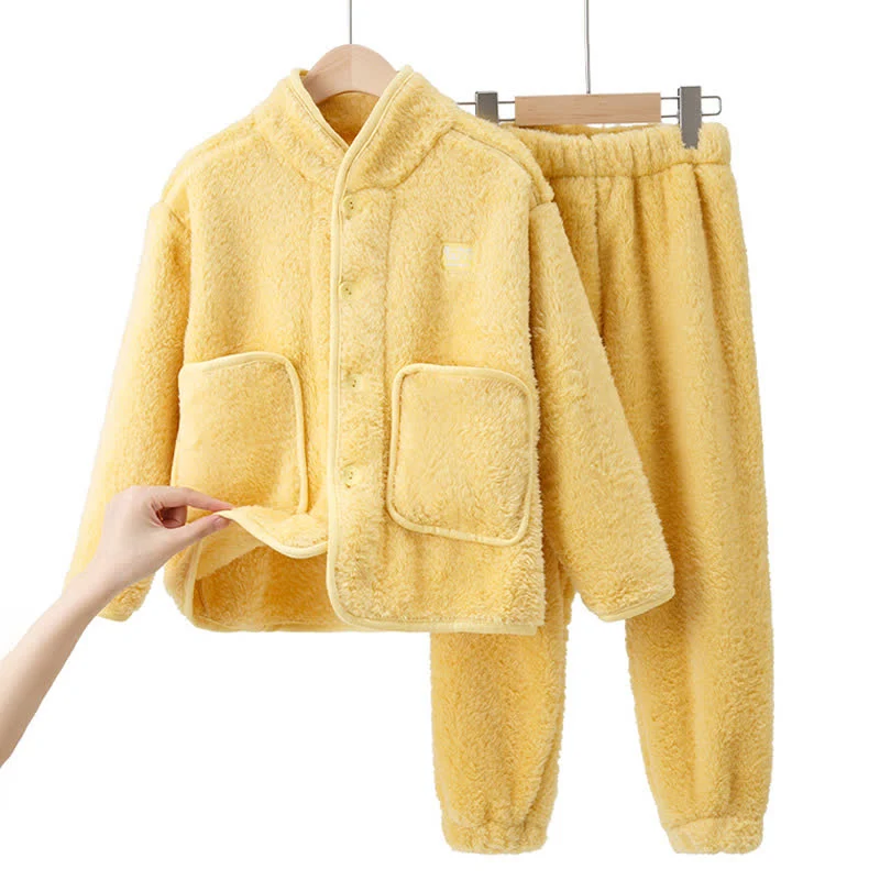 Kinder-Loungewear-Set aus Plüsch mit einfarbigen Knöpfen
