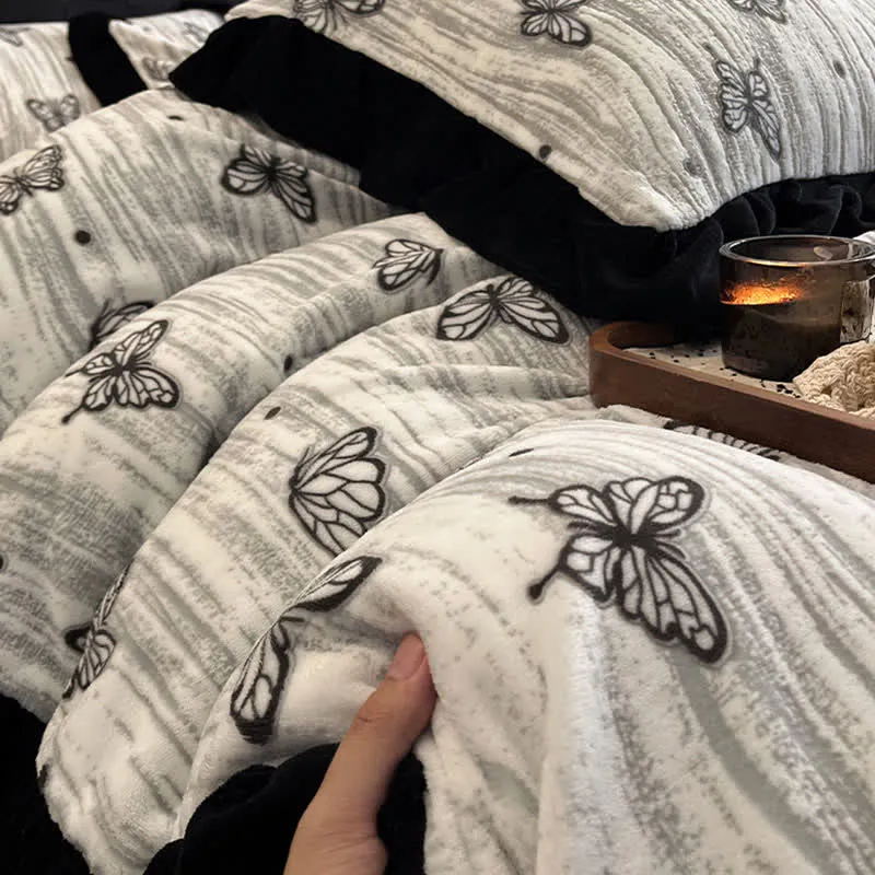 Ownkoti Schmetterlings-Bettwäscheset mit Rüschen aus Plüsch (4-teilig)