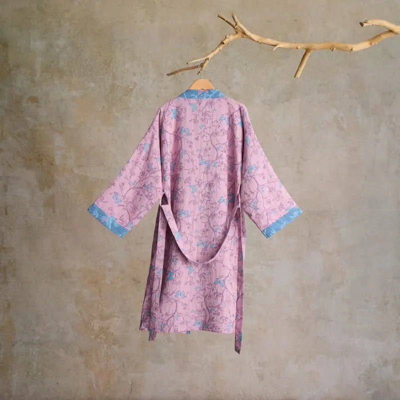 Eleganter Kimono-Bademantel aus Baumwollgaze mit Blumenmuster und Schmetterlingsmotiven
