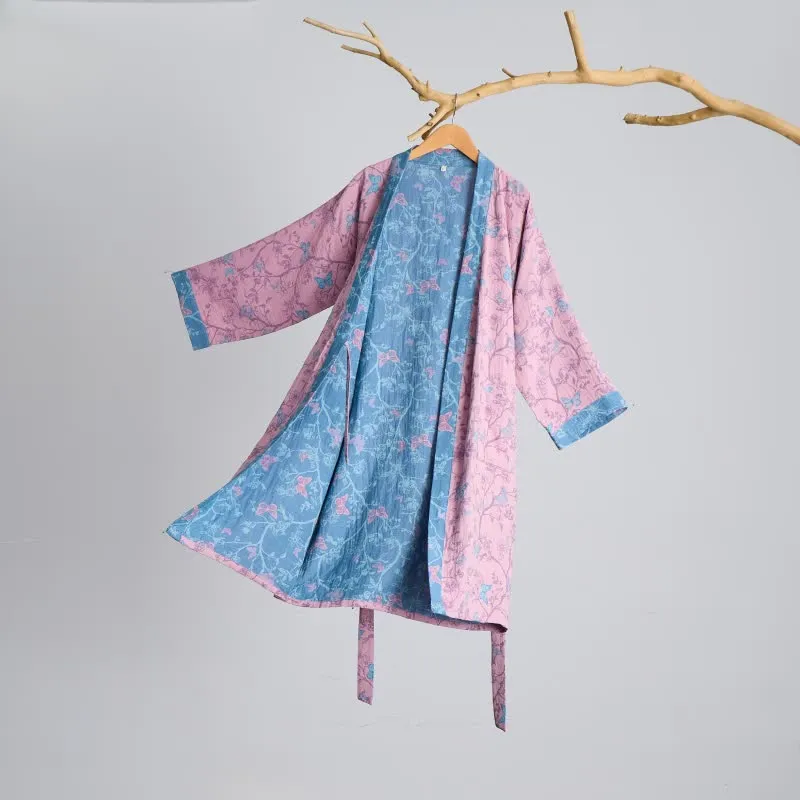 Eleganter Kimono-Bademantel aus Baumwollgaze mit Blumenmuster und Schmetterlingsmotiven