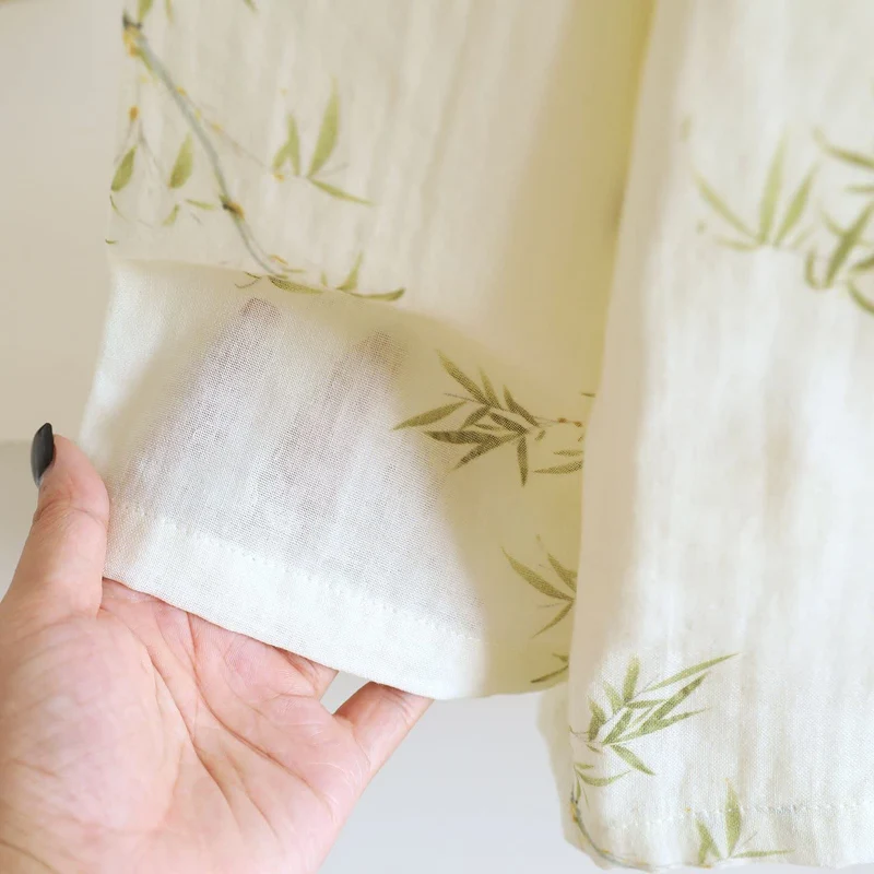 Ownkoti Orientalisch inspirierte Loungewear aus Bambus-Baumwolle mit Schmetterlingsmotiv