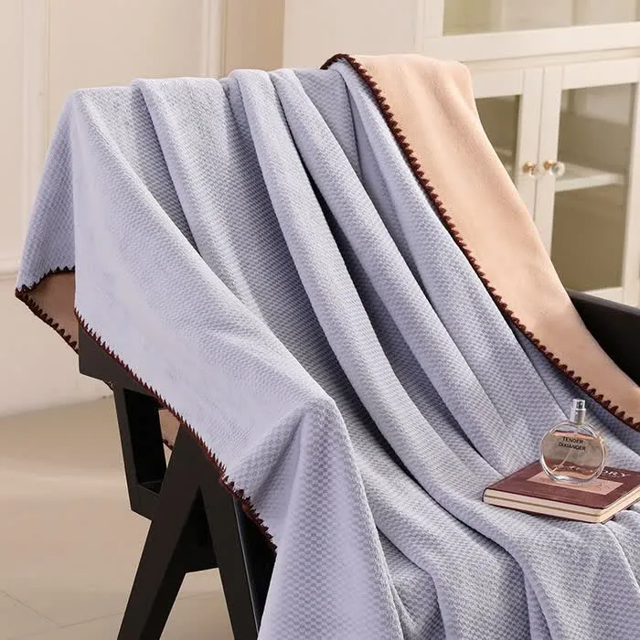 Warme Überwurfdecke aus kariertem Jacquard
