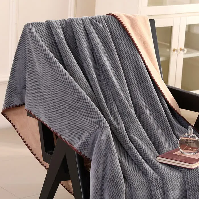 Warme Überwurfdecke aus kariertem Jacquard