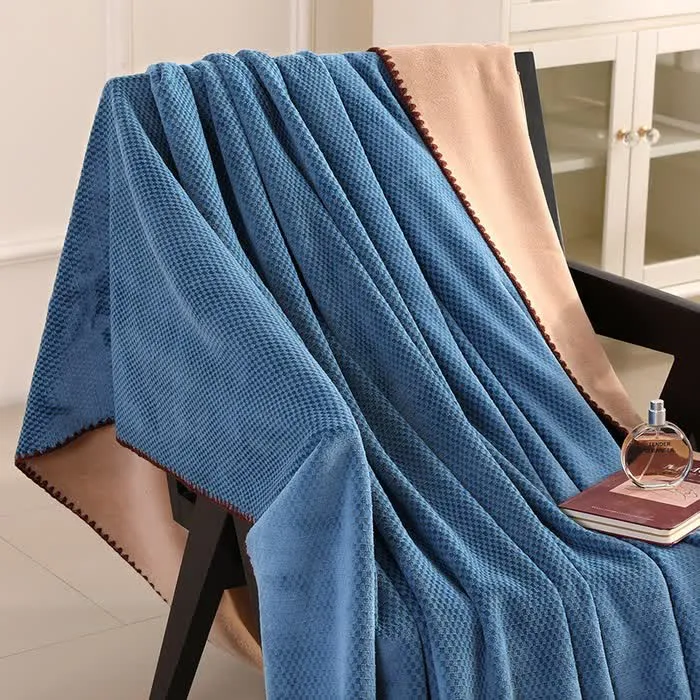 Warme Überwurfdecke aus kariertem Jacquard
