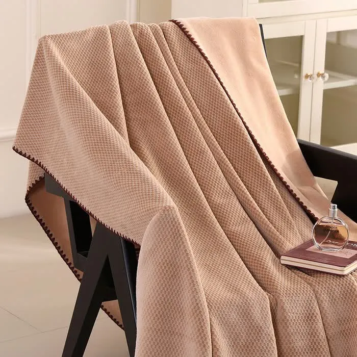 Warme Überwurfdecke aus kariertem Jacquard