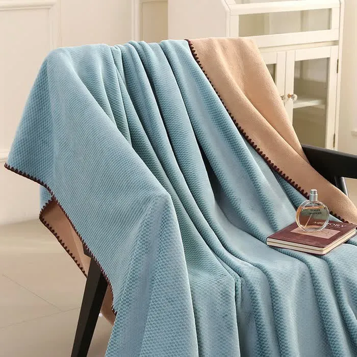 Warme Überwurfdecke aus kariertem Jacquard