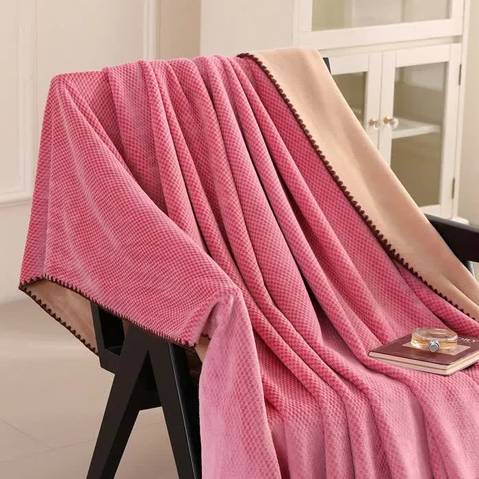 Warme Überwurfdecke aus kariertem Jacquard