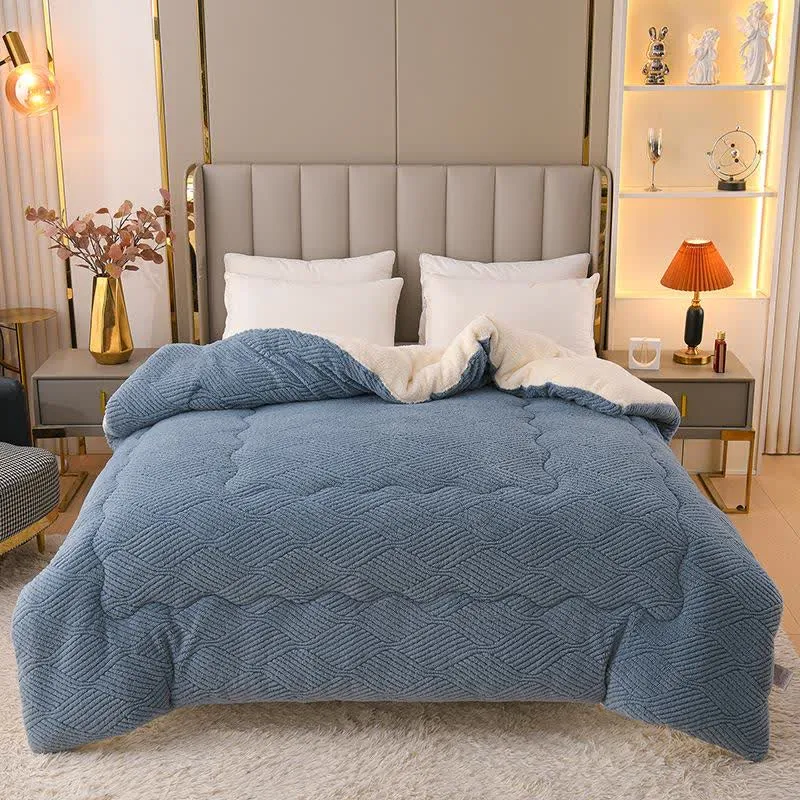 Sherpa-Plüschdecke mit wellenförmigen Streifen aus Jacquard