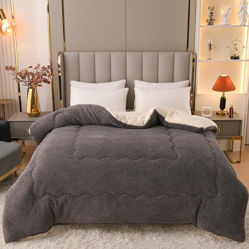 Sherpa-Plüschdecke mit wellenförmigen Streifen aus Jacquard