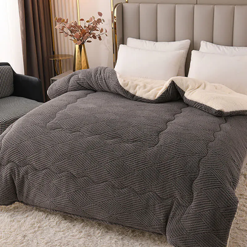 Sherpa-Plüschdecke mit wellenförmigen Streifen aus Jacquard