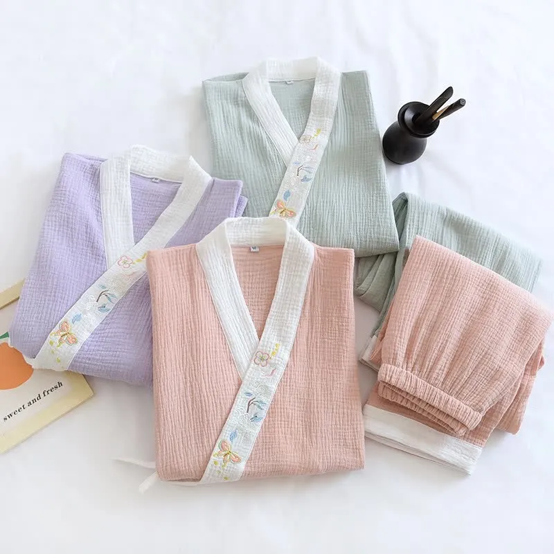 Kimono-Loungewear aus Baumwollgaze mit Schmetterlingsstickerei