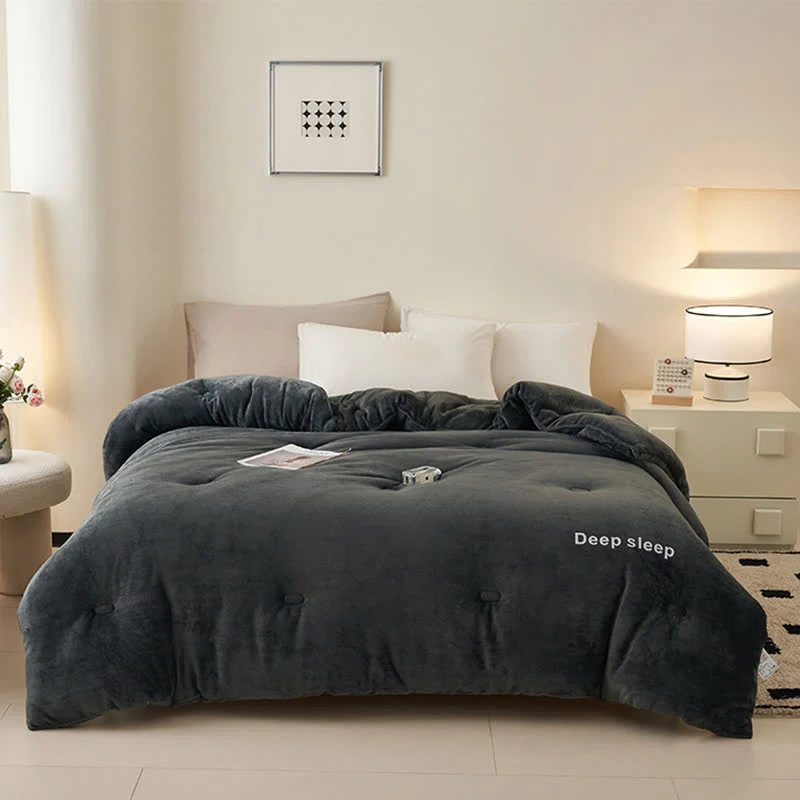 Flauschige, warme Plüschdecke mit Buchstabendruck