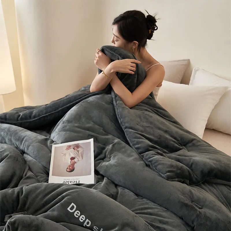 Flauschige, warme Plüschdecke mit Buchstabendruck