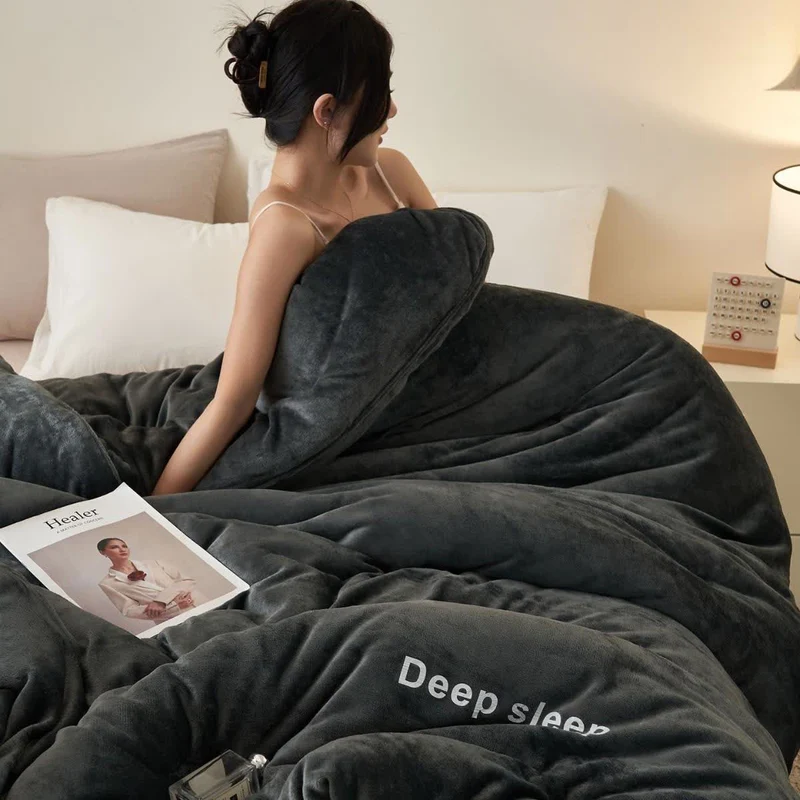 Flauschige, warme Plüschdecke mit Buchstabendruck