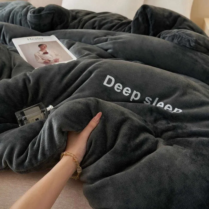 Flauschige, warme Plüschdecke mit Buchstabendruck