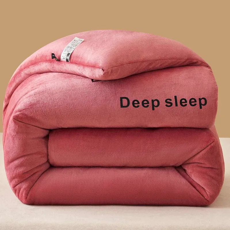 Flauschige, warme Plüschdecke mit Buchstabendruck