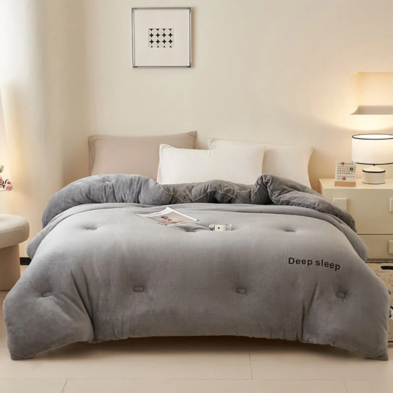 Flauschige, warme Plüschdecke mit Buchstabendruck