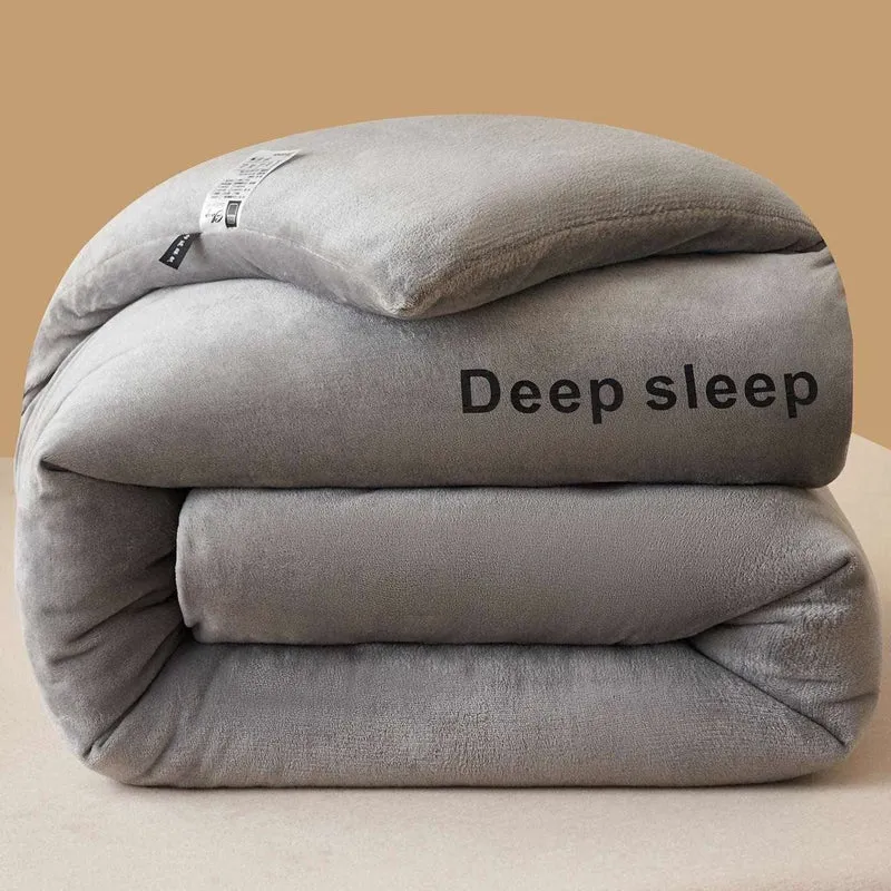 Flauschige, warme Plüschdecke mit Buchstabendruck