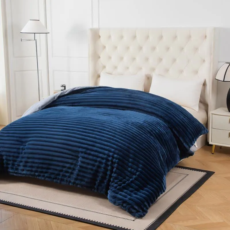 Einfarbige gerippte Plüschdecke