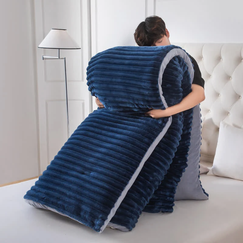 Einfarbige gerippte Plüschdecke