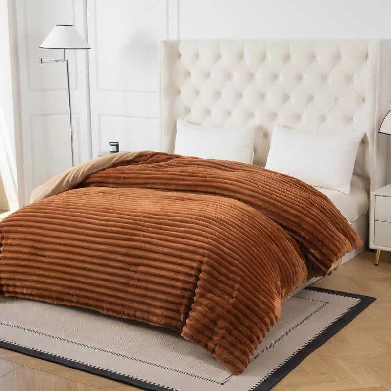 Einfarbige gerippte Plüschdecke