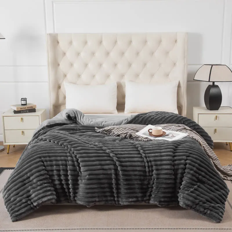 Einfarbige gerippte Plüschdecke